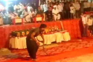 सपेरे ने डाला मंत्री के गले में सांप, छूटे पसीने; फिर मंत्री ने सपेरे के साथ क्या किया…