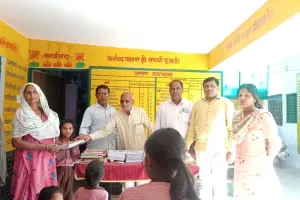 छात्र-छात्राओं को निःशुल्क वितरित किया पाठ्यक्रम
