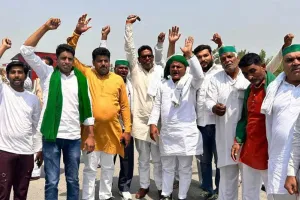 भाकियू ने हरियाणा बॉर्डर से जबरन निकलवाए गेंहू के वाहन