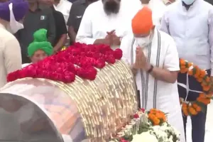 पीएम मोदी ने चंडीगढ़ पहुंचकर बादल को श्रद्धांजलि दी