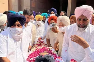 बादल को उनके पैतृक गांव में अंतिम विदाई दी जाएगी, पंजाब सरकार ने कल छुट्टी का किया ऐलान