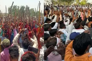आरक्षण के लिए हाथों में लाठियां लेकर आंदोलन में कूदी महिलाएं और बच्चे