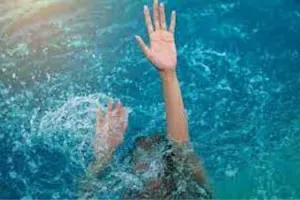 तीन दोस्तों के साथ तैरने गये थे, बच्चे की डूबने से मौत