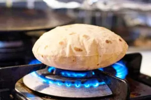 Gas की आंच पर पकी रोटी खाने से हो सकता है कैंसर, जानिए कैसे बचें