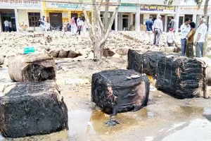चाय के खोखे में अचानक लगी आग, गेहूं के हजारों थैले जले