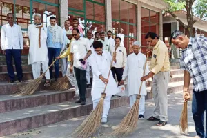 शुकतीर्थ गंगा घाट पर भाजपाइयों ने चलाया स्वच्छता अभियान
