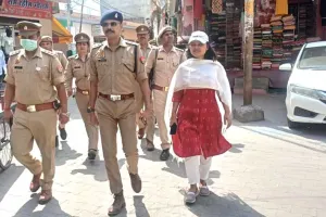 पुलिस प्रशासन अधिकारियों ने नगर में की पैदल गस्त, अफवाह फैलाने वालों पर होगी कार्रवाई