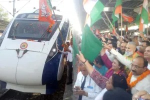 गुरुग्राम में थमे वंदे भारत के पहिये, लोगों ने ट्रेन पर बरसाए फूल