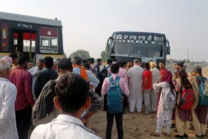गुमजाल बस स्टैंड पर रोडवेज बस ना रुकने पर ग्रामीणों ने किया विरोध