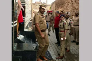 सर्च अभियान के दौरान पुलिस ने 12 लोग लिए हिरासत में