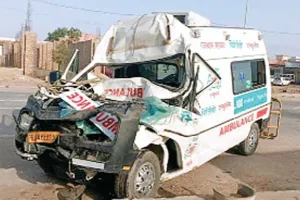 Road Accident:- आपातकाल सेवा एंबुलेंस आगे जा रहे ट्रेलर में टकराई