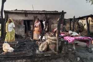 देर रात आई आंधी ने मचाई तबाही, आग लगने से 5 मकान स्वाहा