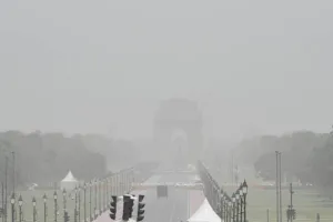 Delhi Weather: दिल्ली-एनसीआर में धूल भरी आंधी, हर तरफ धुंध ही धुंध, लोगों को सांस लेने में हुई दिक्कत