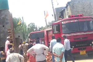 कूलर फैक्टरी में लगी भयंकर आग, दो दमकल कर्मचारियों समेत पांच लोग झुलसे