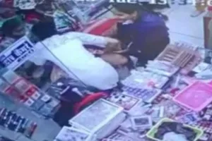 साईं सब संसार में मतलब का व्यवहार, राजगुरु मार्केट में 5 हजार के लिए भिड़ी दो महिला दुकानदार