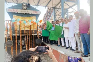 जयपुर-लोहारू पैसेन्जर ट्रेन के भठिण्डा तक विस्तार होने पर सांसद राहुल कस्वां ने हरी झंडी दिखाकर किया रवाना