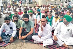 कल्लरखेड़ा में 46 मकान तोड़ने के विरोध में नेशनल हाईवे पर धरना