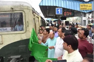 महिला स्पेशल ट्रेन को हरी झंडी दिखाकर किया रवाना