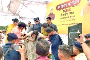 Sirsa News : जब महिला सरपंच ने सीएम के पैरों में अपना दुपट्टा फेंककर कहा-ये है हिन्दुस्तानी महिला की इज्जत