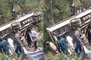 सवारियों से भरी बस पुल से नीचे गिरी, चालक की मौत