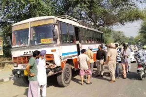 लापरवाही से चला रहे बस चालक ने कार को मारी टक्कर