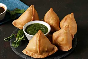 ये अजीब है ! समोसे भी, 10 करोड़ भी!!