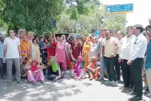 महिलाओं ने रोका भिवानी-हांसी मार्ग, गंदा पानी सप्लाई होने पर थी आग बबूला