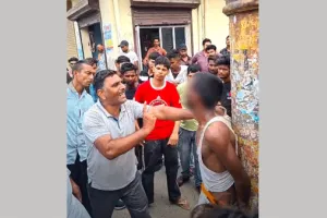 गोदाम से सामान चुराते युवक काबू