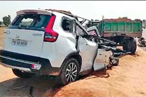 मिट्टी के डंपर में टकराई स्कारपियो, गाड़ी चालक की दर्दनाक मौत
