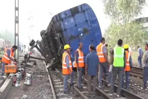 आंध्र प्रदेश में मालगाड़ी पटरी से उतरी