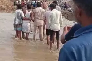 Big news: नदी में गिरा ट्रक, 5 लोगों की दर्दनाक मौत, कई लापता