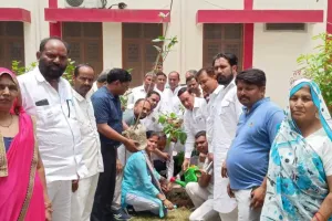 स्याना में पुलिस-प्रशासनिक अधिकारी व समाजसेवियों ने नगर के अलग-अलग स्थानों पर किया पौधारोपण