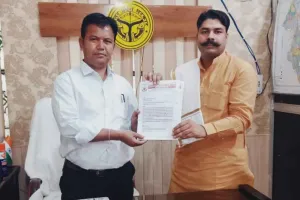 तालाबों का सौंदर्यीकरण एवं खेलकूद का मैदान बनवाने की मांग हेतु सौंपा पत्र