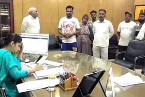 टेम्पो चालकों पर नाजायज रूप से परेशान करने का आरोप, किया प्रदर्शन
