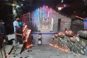 सबसे प्राचीन मंदिरों में एक गोपीनाथ मंदिर के एक हिस्से में दरार