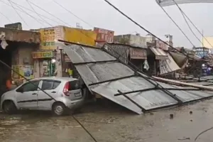 तेज आंधी में गौशाला का शेड उड़कर बरसी गेट के बाहर गिरा