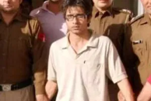 कुख्यात महताब काना को बस से पेशी पर लाई पुलिस