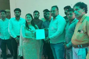 साक्षी के हत्यारे को फांसी पर लटकाने की मांग, सौंपा ज्ञापन