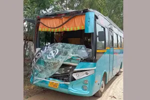 बस व ट्रक की भिड़ंत में सात घायल