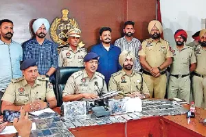 चोरी के 6 बाईकों व 2 लग्जरी कारों सहित 11 लूटेरे गिरफ्तार