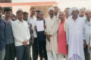 खाद क्रय केंद्र कर्मचारी पर किसानों ने लगाया शोषण का आरोप