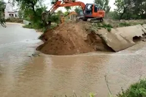 नहर टूटी, 12 एकड़ कपास की फसल जलमग्न, स्कूल और घरों तक पहुंचा पानी