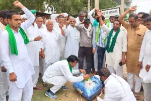 चौपटा तहसील कार्यालय में किसानों ने सांसद बृजभूषण का फूंका पुतला