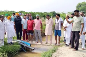 खोसा यूनियन के पदाधिकारियों ने ने पानी चोरी के लगाई पाइपें पकड़ी