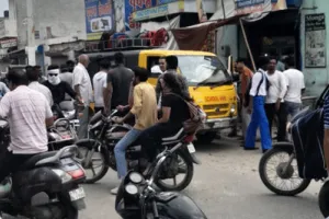 चलती स्कूल वैन में हुई स्पार्किंग