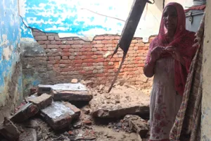 बारिश से विधवा महिला के कमरे की छत गिरी