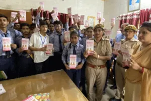 स्कूली छात्रों ने कोतवाली में जाकर समझी कानूनी प्रक्रिया