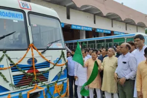 परिवहन मंत्री ने रोड़वेज बस को हरी झंडी दिखाकर किया रवाना