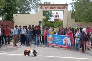 फाजिल्का में पंजाब स्टूडेंट्स यूनियन ने जिला भलाई अफसर का फूंका पुतला