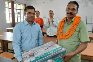 सेवानिवृत्ति पर चतुर्थ श्रेणी कर्मचारी को दी भावभीनी विदाई